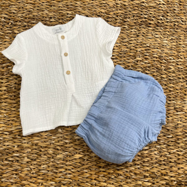conjunto bebe niño en tejido de bambula. dos piezas camisa manga corta blanca y bombacho celeste empolvado