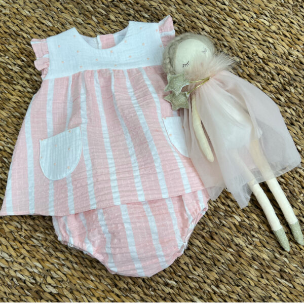 jesusito bebe niña rayas anchas en tonos rosas y blancos colección olas de la firma española de moda infantil yoedu verano 2024