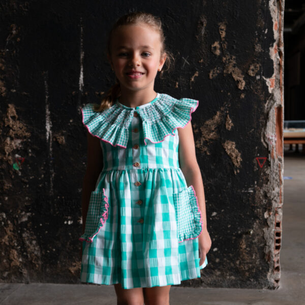 vestido niña cuadro vichy verde esmeralda maxicuello de la firma española de moda infantil la peppa verano 2024