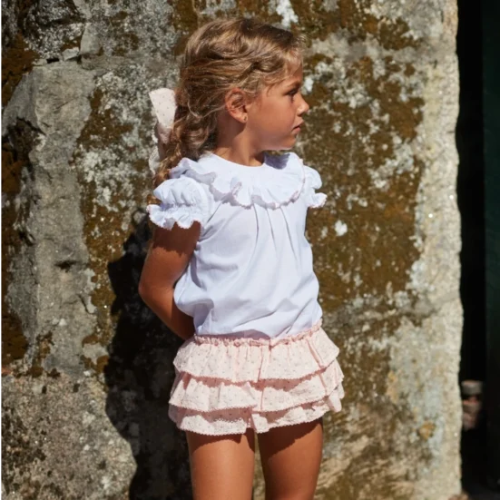 conjunto niña blaussa blanca y braga 3 volantes rosa con estrellas grises , colección babalu la martinica verano 2025
