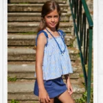 cconjunto niñafalda azulona yblusa rayas azules tirantes estrellas doradas new york, la martinica verano 2025
