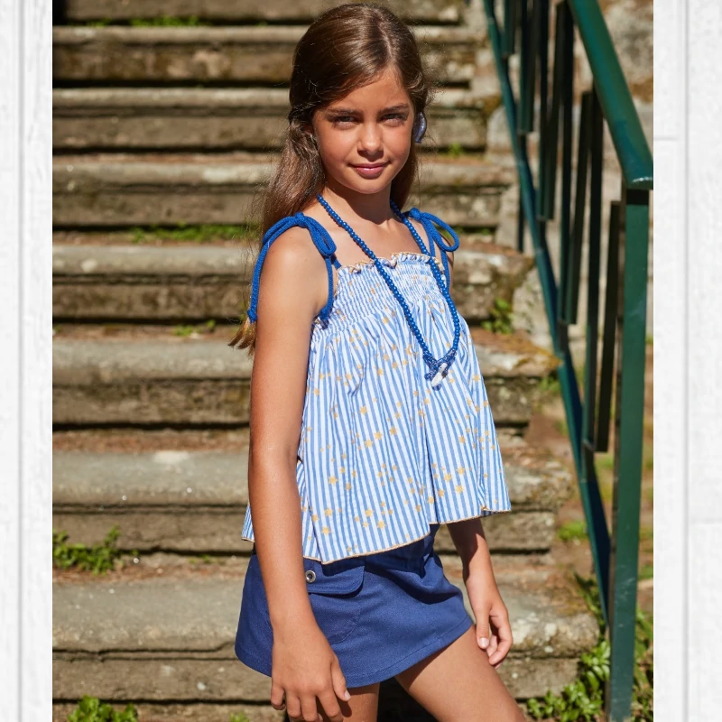 lm-9036-falda-blusa-tirantes-new-york cconjunto niñafalda azulona yblusa rayas azules tirantes estrellas doradas new york, la martinica verano 2025