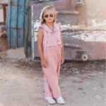 conjunto mono rossa y chaleco con capucha liberty, manuela montero, verano 2025