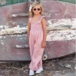 conjunto mono rossa y chaleco con capucha liberty, manuela montero, verano 2025