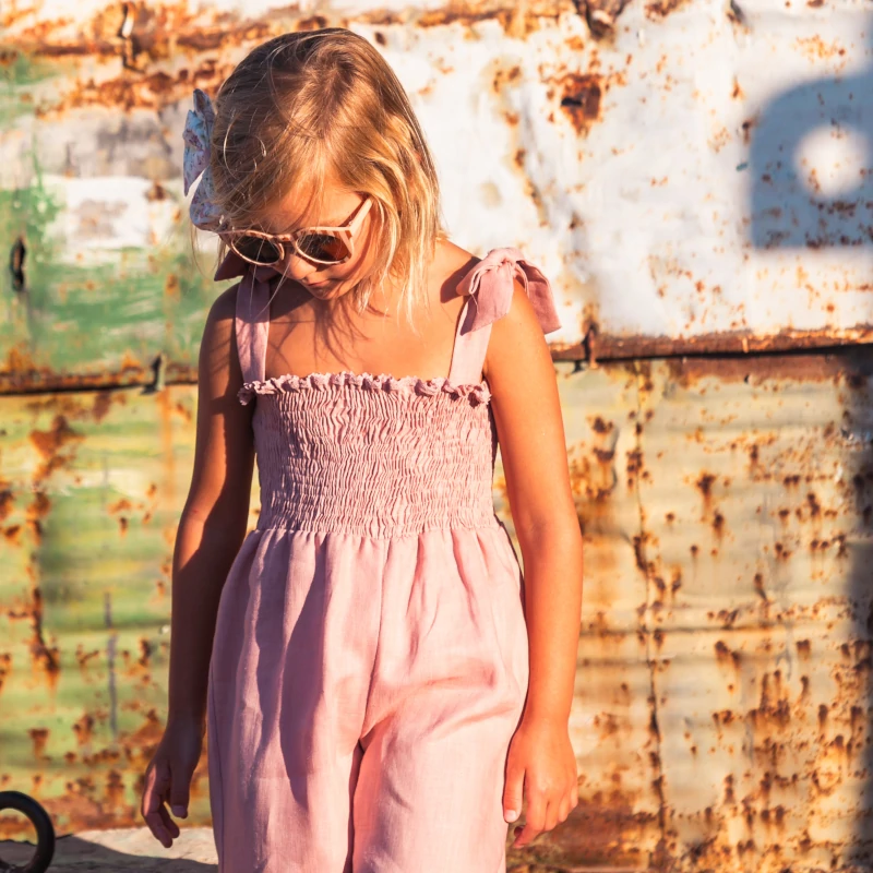 MM-CNJTO-MONO-CHALECO-ROSA-CLIBERTY-1 conjunto mono rossa y chaleco con capucha liberty, manuela montero, verano 2025