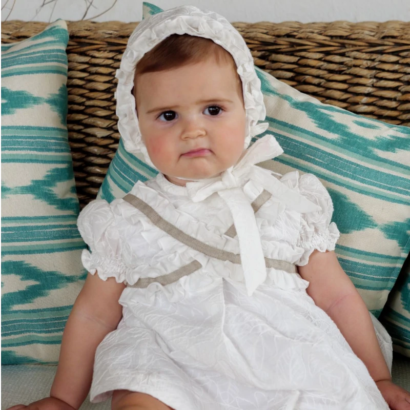 JOSE-VARON-JESUSITO--CRUZADO-BROCADO-CAPOTA jesusito cruzado brocado ceremonia blanco con capota jose varon, moda infantil española verano 2025