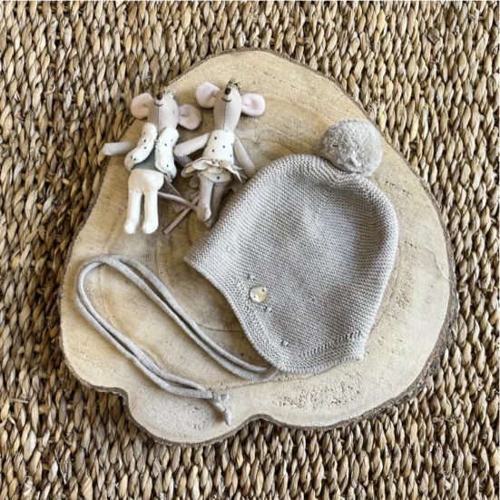 gorro topo taupe punto pompon, paz rodriguez invierno 2025