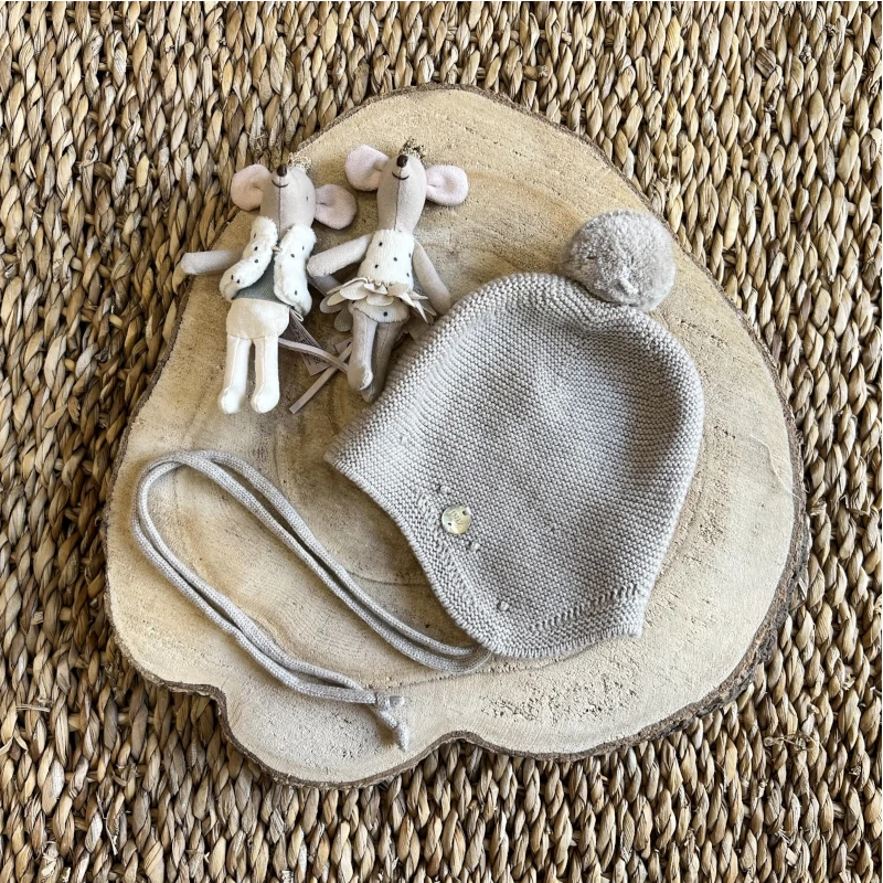 040-123076-gorro-pompon-aviador-topo-paz-rodriguez gorro topo taupe punto pompon, paz rodriguez invierno 2025