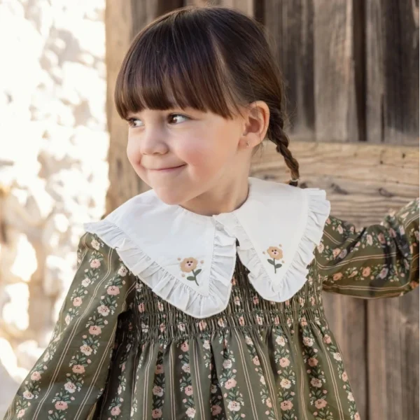 VESTIDO CUELLO BORDADO RAYAS FLOR VERDE MUSGO, MI CANESU INVIERNO INVIERNO 2025, MODA INFANTIL ESPAÑOLA