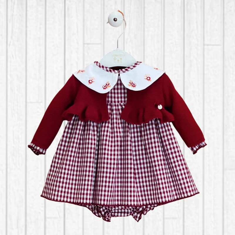 VALENTINA-HADA107-3P-VESTIDO-CON-BRAGUITA-VICHY-ROJO-PARIS-BOLERO conjunto de vestido con braga vichy borgoña , jesusito vichy borgoña coleccion Paris, valentina bebes invierno 2025/26, incluye bolero rojo borgoña, moda infantil española