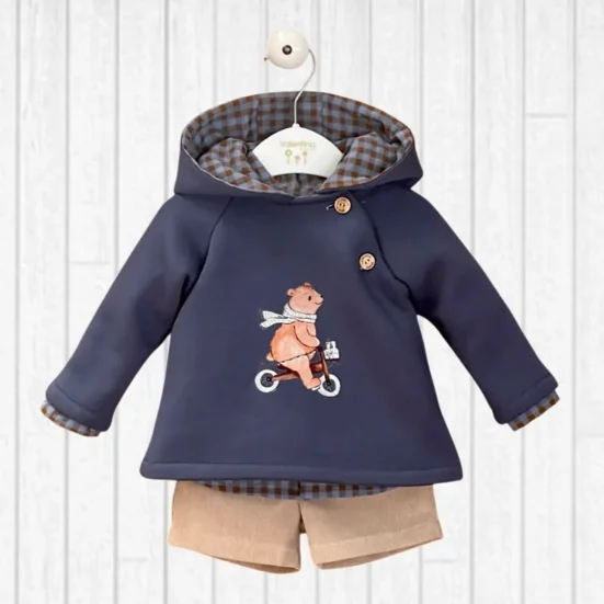 conjunto tres piezas, sudadera oso en bicicleta, camisa vichy y pantalon corto micropana beige , valentina bebes, invierno 2025 moda infantil española