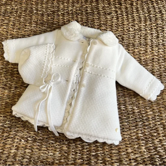 abrigo y capota punto beige, paz rodriguez,, invierno 2025