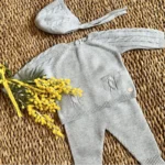 conjunto bebe celeste empolvado punto polaina, martin aranda invierno 2025, moda infantil española