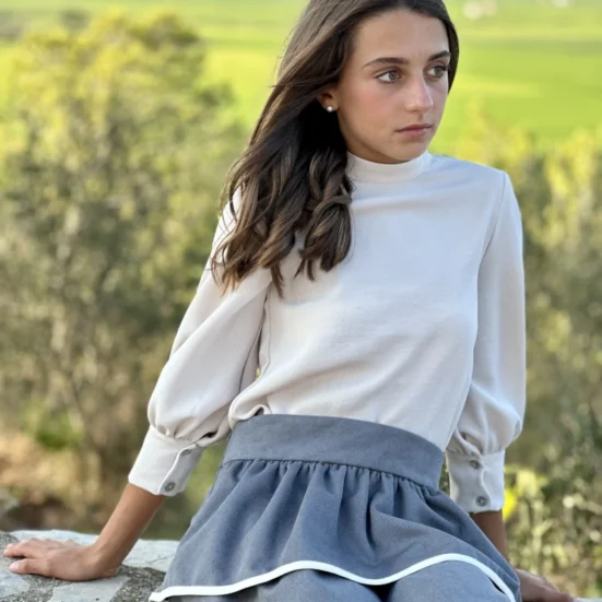 CONJUNTO NIÑABLUSON BEIGE FALDA DOBLE VOLANTE GRIS, EVE CHILDREN INVIERNO 2025