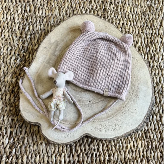 gorro rosa dos pompopnes, paz rodriguez invierno 2025