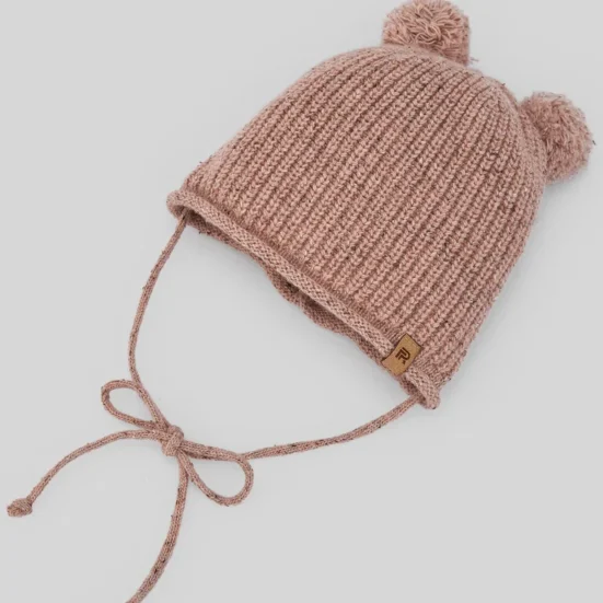 gorro rosa dos pompones, paz rodriguez invierno 2025, complementos bebe infantil