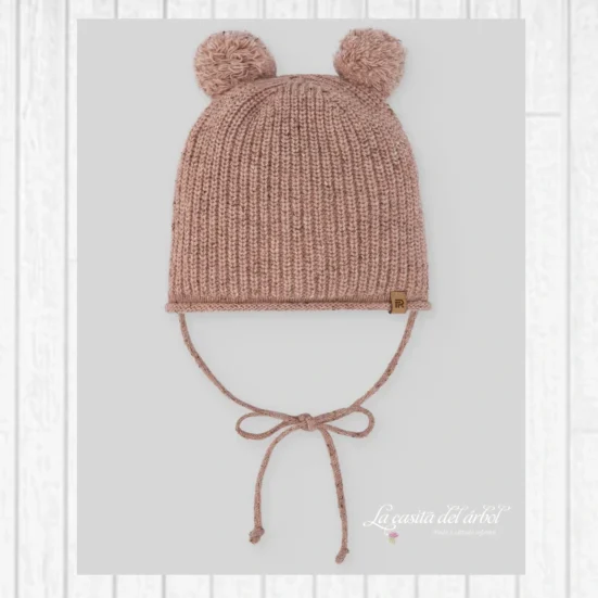 gorro rosa dos pompones, paz rodriguez invierno 2025, complementos bebe infantil