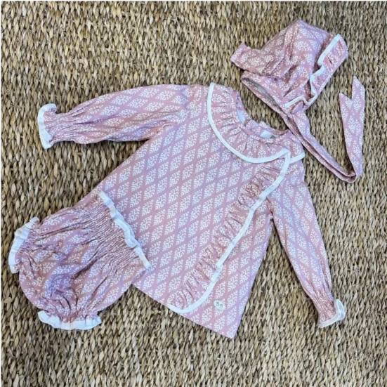jesustio vestido rosa formas geometricas con capotaa, jose varon, invierno 2025, moda inantil española