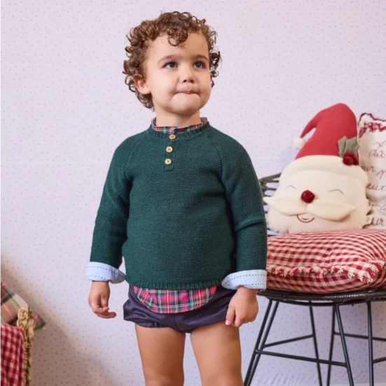 conjunto niño bombacho camisa cuadros escoces, jersey verde botella. hilton la martinica, invierno 2025