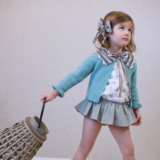 lazo cuadros vichy, rebeca cadera turquesa empolvado cuello punto calado tricolor, la martinica, invierno 2025, moda infantil española
