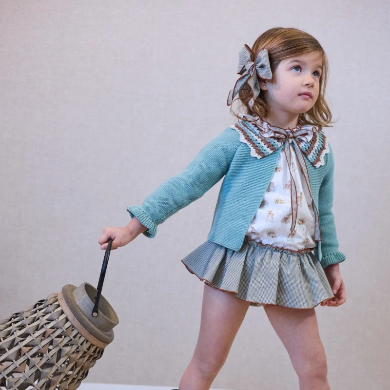 la-martinica-lazo-cuadros-vichy-pequeños-bichitos lazo cuadros vichy, rebeca cadera turquesa empolvado cuello punto calado tricolor, la martinica, invierno 2025, moda infantil española