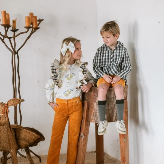 conjunto niño camisa cuadros bermuda mostaza colección mimosa, manuela montero, moda infantil española invierno 2025