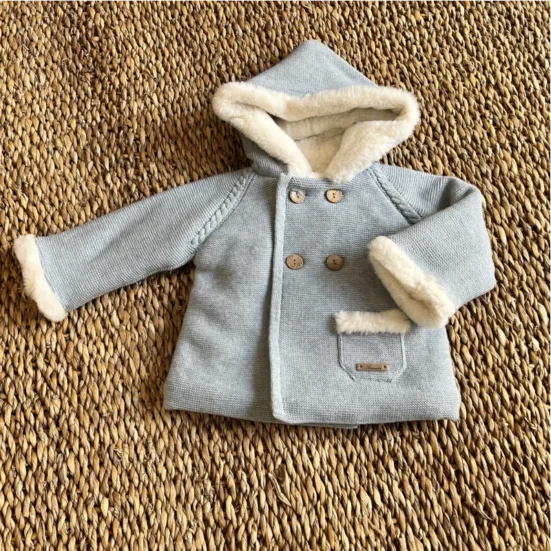 abrigo trenka punto celeste empolvado, martin aranda invierrno 2025