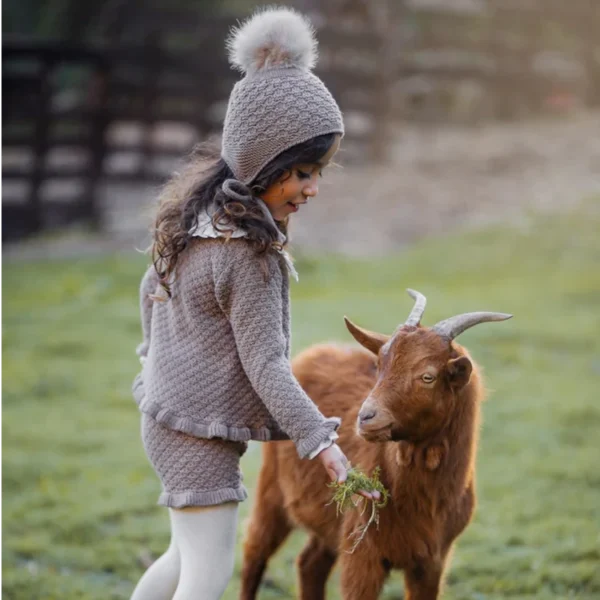 conjunto niña tres piezas culotte, rebeca y camisa colección pompon, paz rodriguez invierno 2025, moda infantil española