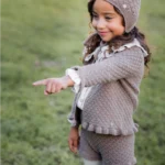 conjunto niña tres piezas culotte, rebeca y camisa colección pompon, paz rodriguez invierno 2025, moda infantil española