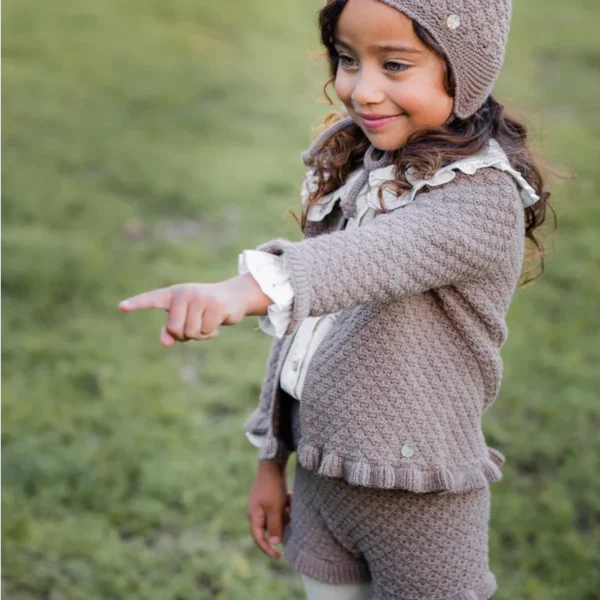 conjunto niña tres piezas culotte, rebeca y camisa colección pompon, paz rodriguez invierno 2025, moda infantil española