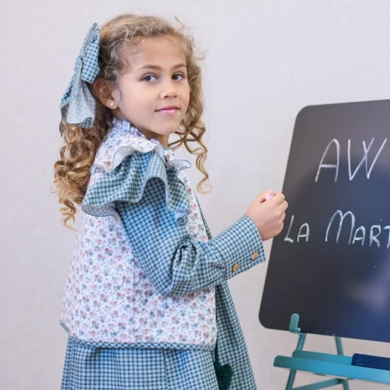 CHALECO GUATEADO FLORES PETIT FLOWERS, LA MARTINICA INVIERNO 2025, FIRMA ESPAÑOLA MODA INFANTIL