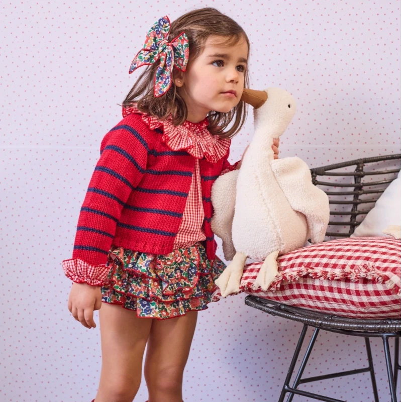 lamartinica-conjunto-niña-camisa-vichy-roja-boutique-luna conjunto boutique luna, braga volantes estampado floral, blusa cuadro vichy rojo cuello engomado, boutique luna, la martinica invierno 2025