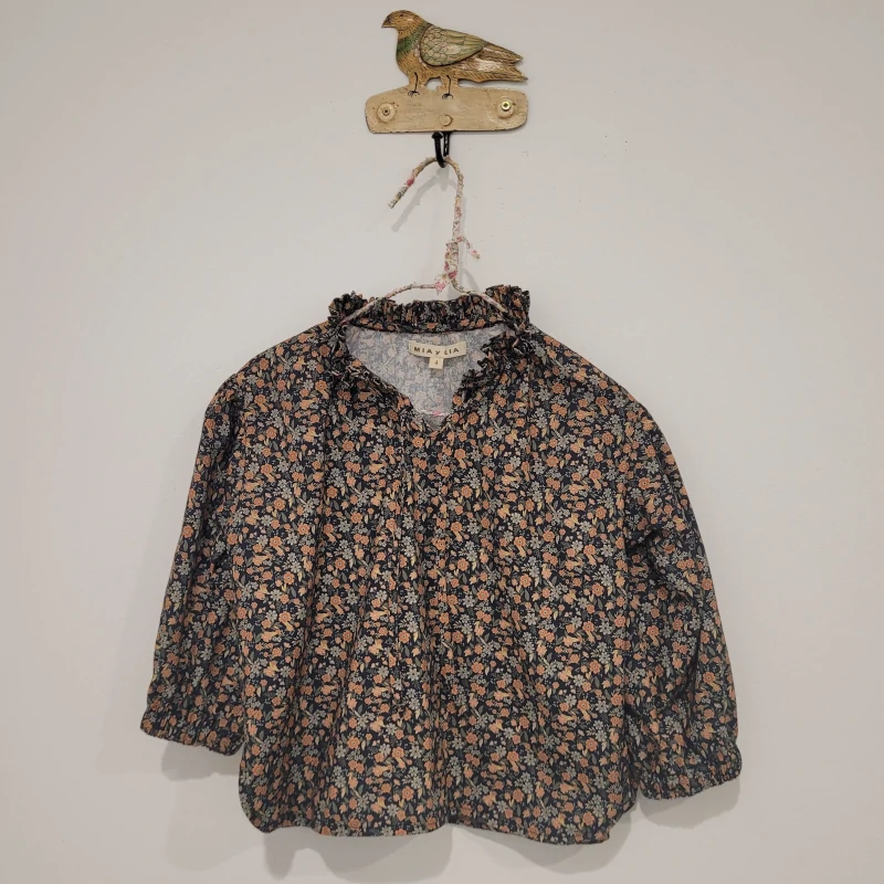 mia-lia-901325-blusa-flores-caldera CAMISA NIÑA FLORES CALDERA, MIA Y LIA, INVIERNO 2025