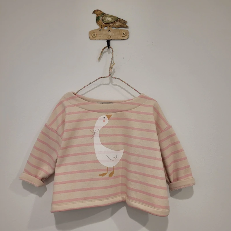 mia-lia-910925-sudadera-rayas-rosa-oca sudadera rayas rosa oca, mia y lia, ropa infantil española, invierno 2025, moda casual