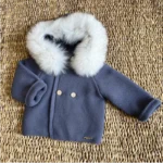 abrigo trenka punto pelo natural azul noche, martin aranda, invierno 2025