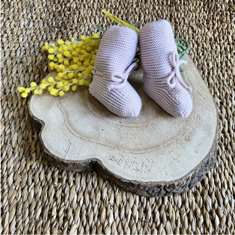 martin-aranda-botas-punto-lisas-rosa patucos botas rosa empolvado invierno 2025, moda inffantil española, martin aranda