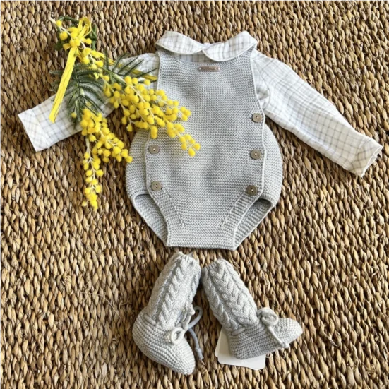 conjunto peto gris punto camisa cuadros, martin aranda, invierno 2025, moda infantil bebe niño