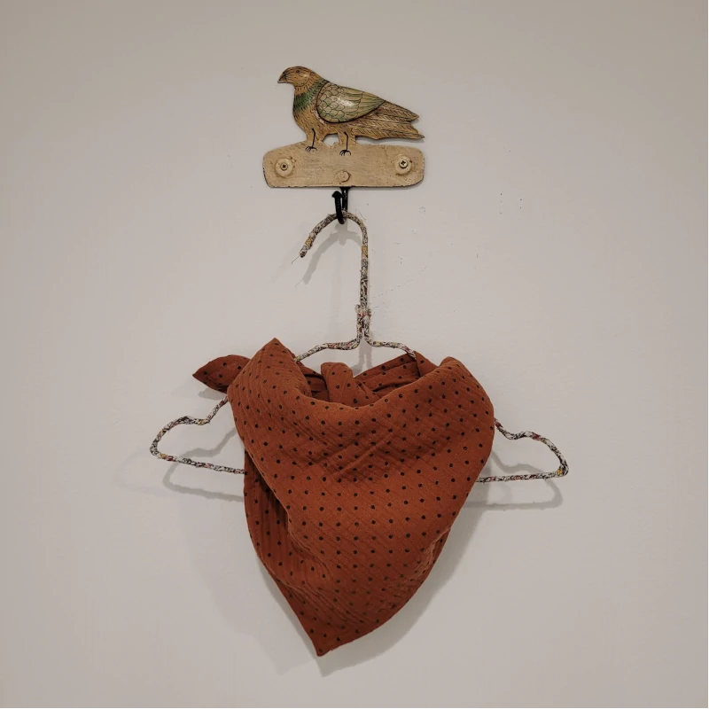 pañuelo-topo-teja pañuelo topos teja, mia y lia, invierno 2025, complementos